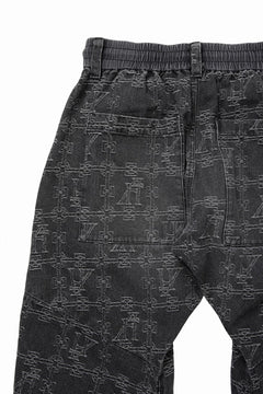 画像をギャラリービューアに読み込む, 【SAMPLE SALE】A.F ARTEFACT TUCK DRAPE FLARE PANTS / JACQUARD DENIM (BLACK)