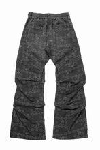 画像をギャラリービューアに読み込む, 【SAMPLE SALE】A.F ARTEFACT TUCK DRAPE FLARE PANTS / JACQUARD DENIM (BLACK)