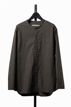 Load image into Gallery viewer, YUTA MATSUOKA collarless shirt / hard twist yarn horse cloth (dark brown)