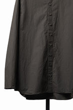 Load image into Gallery viewer, YUTA MATSUOKA collarless shirt / hard twist yarn horse cloth (dark brown)
