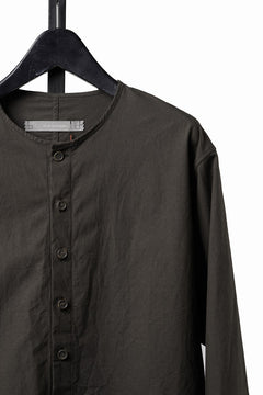 Load image into Gallery viewer, YUTA MATSUOKA collarless shirt / hard twist yarn horse cloth (dark brown)