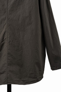 Load image into Gallery viewer, YUTA MATSUOKA collarless shirt / hard twist yarn horse cloth (dark brown)