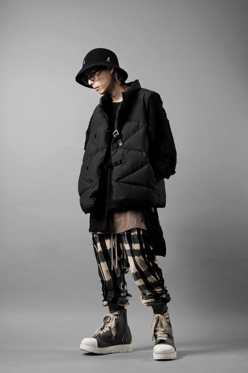 Load image into Gallery viewer, A.F ARTEFACT SAROUEL JOGGER PANTS / JACQUARD DEFORMED PLAID VELOR (BLACK x GREY x IVORY)