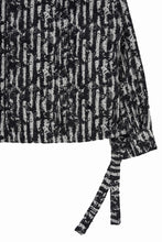 画像をギャラリービューアに読み込む, A.F ARTEFACT SNAPPED SHIRT WITH HEM BAND / JACGUARD BLURRED STRIPE (BLACK x WHITE)