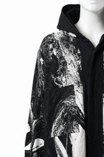Load image into Gallery viewer, 【SAMPLE SALE】vital reversible hooded coat / organic twill+texture print (BLACK x PRINT)