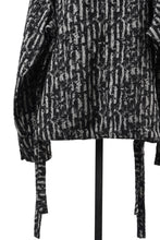 Load image into Gallery viewer, 【SAMPLE】A.F ARTEFACT RELAXED SHIRT / JACQUARD BLURRED STRIPE (BLACK × WHITE)