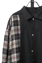 Load image into Gallery viewer, 【SAMPLE】A.F ARTEFACT SNAPPED PANEL SWITCHING SHIRT (BLACK x KHAKI CHECK)