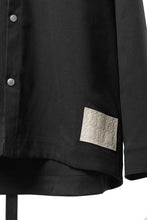 Load image into Gallery viewer, 【SAMPLE】A.F ARTEFACT SNAPPED PANEL SWITCHING SHIRT (BLACK x KHAKI CHECK)