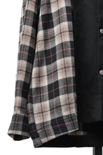 Load image into Gallery viewer, 【SAMPLE】A.F ARTEFACT SNAPPED PANEL SWITCHING SHIRT (BLACK x KHAKI CHECK)