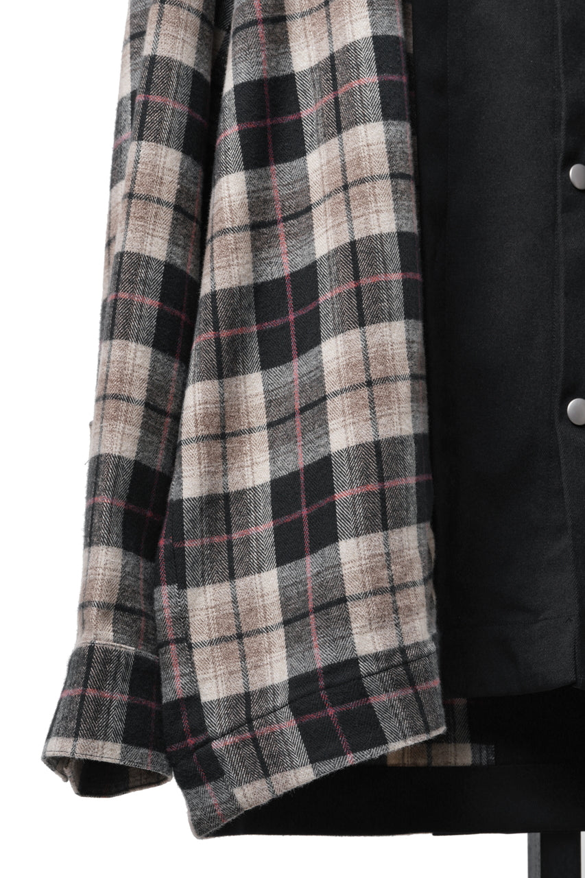 Load image into Gallery viewer, 【SAMPLE】A.F ARTEFACT SNAPPED PANEL SWITCHING SHIRT (BLACK x KHAKI CHECK)