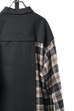 Load image into Gallery viewer, 【SAMPLE】A.F ARTEFACT SNAPPED PANEL SWITCHING SHIRT (BLACK x KHAKI CHECK)