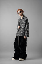 Load image into Gallery viewer, A.F ARTEFACT SNAPPED SHIRT WITH HEM BAND / JACGUARD BLURRED STRIPE (BLACK x WHITE)