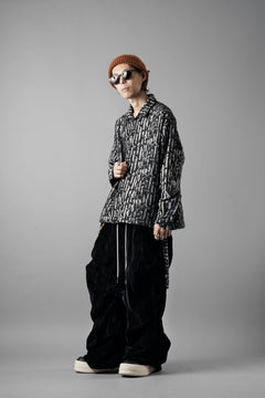 Load image into Gallery viewer, A.F ARTEFACT SNAPPED SHIRT WITH HEM BAND / JACGUARD BLURRED STRIPE (BLACK x WHITE)