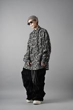 Load image into Gallery viewer, A.F ARTEFACT SNAPPED COCOON SHIRT / JACGUARD BLURRED STRIPE (BLACK x WHITE)