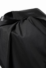 画像をギャラリービューアに読み込む, A.F ARTEFACT COLLARLESS SHIRT TOPS / SOFT SATIN (BLACK)