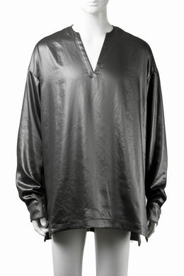 A.F ARTEFACT COLLARLESS SHIRT TOPS / SOFT SATIN (DARK GREY)