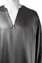 画像をギャラリービューアに読み込む, A.F ARTEFACT COLLARLESS SHIRT TOPS / SOFT SATIN (DARK GREY)