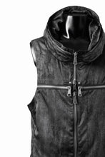 Load image into Gallery viewer, A.F ARTEFACT CROSS ZIP VEST / UNEVEN TEXTURE (BLACK)