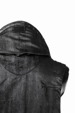 Load image into Gallery viewer, A.F ARTEFACT CROSS ZIP VEST / UNEVEN TEXTURE (BLACK)