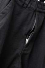 画像をギャラリービューアに読み込む, A.F ARTEFACT TUCK SLIM BAGGY PANTS / HI-STRETCH DENIM (BLACK)