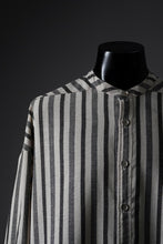 Load image into Gallery viewer, A.F ARTEFACT STAND COLLAR SHIRT / VERTICAL STRIPE (CREAM x LIGHT GREY)