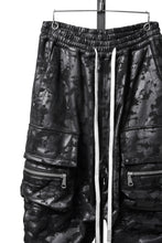 Load image into Gallery viewer, A.F ARTEFACT CARGO TUCK WIDE PANTS / MOTTLED COATED SWEAT (BLACK)