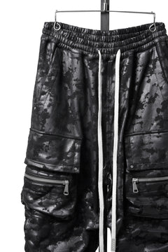 Load image into Gallery viewer, A.F ARTEFACT CARGO TUCK WIDE PANTS / MOTTLED COATED SWEAT (BLACK)