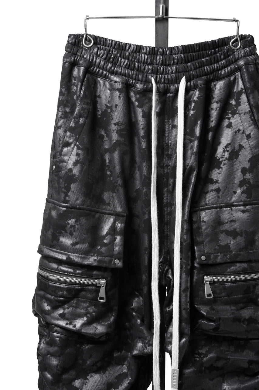 Load image into Gallery viewer, A.F ARTEFACT CARGO TUCK WIDE PANTS / MOTTLED COATED SWEAT (BLACK)