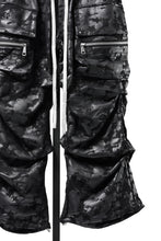 Load image into Gallery viewer, A.F ARTEFACT CARGO TUCK WIDE PANTS / MOTTLED COATED SWEAT (BLACK)