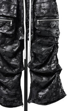 Load image into Gallery viewer, A.F ARTEFACT CARGO TUCK WIDE PANTS / MOTTLED COATED SWEAT (BLACK)