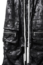 Load image into Gallery viewer, A.F ARTEFACT CARGO TUCK WIDE PANTS / MOTTLED COATED SWEAT (BLACK)