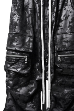 Load image into Gallery viewer, A.F ARTEFACT CARGO TUCK WIDE PANTS / MOTTLED COATED SWEAT (BLACK)