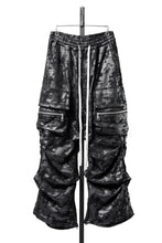 Load image into Gallery viewer, A.F ARTEFACT CARGO TUCK WIDE PANTS / MOTTLED COATED SWEAT (BLACK)