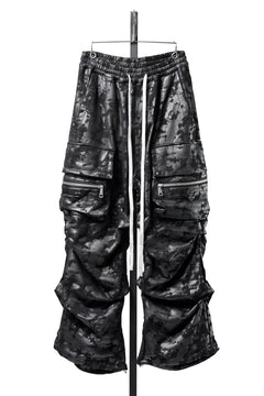 Load image into Gallery viewer, A.F ARTEFACT CARGO TUCK WIDE PANTS / MOTTLED COATED SWEAT (BLACK)