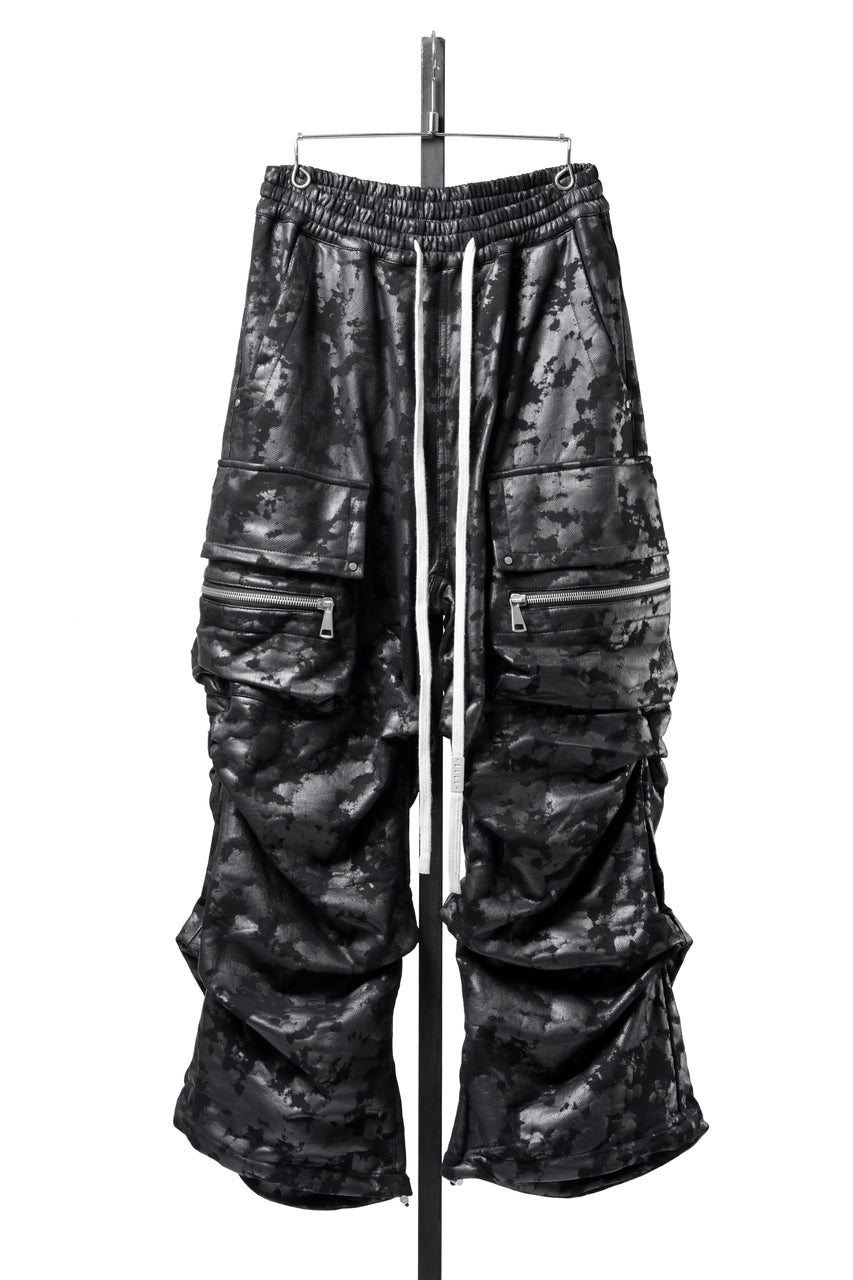 Load image into Gallery viewer, A.F ARTEFACT CARGO TUCK WIDE PANTS / MOTTLED COATED SWEAT (BLACK)
