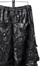 Load image into Gallery viewer, A.F ARTEFACT CARGO TUCK WIDE PANTS / MOTTLED COATED SWEAT (BLACK)