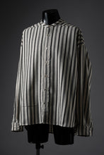 Load image into Gallery viewer, A.F ARTEFACT STAND COLLAR SHIRT / VERTICAL STRIPE (CREAM x LIGHT GREY)