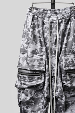 Load image into Gallery viewer, A.F ARTEFACT CARGO TUCK WIDE PANTS / MOTTLED COATED SWEAT (LIGHT GREY)
