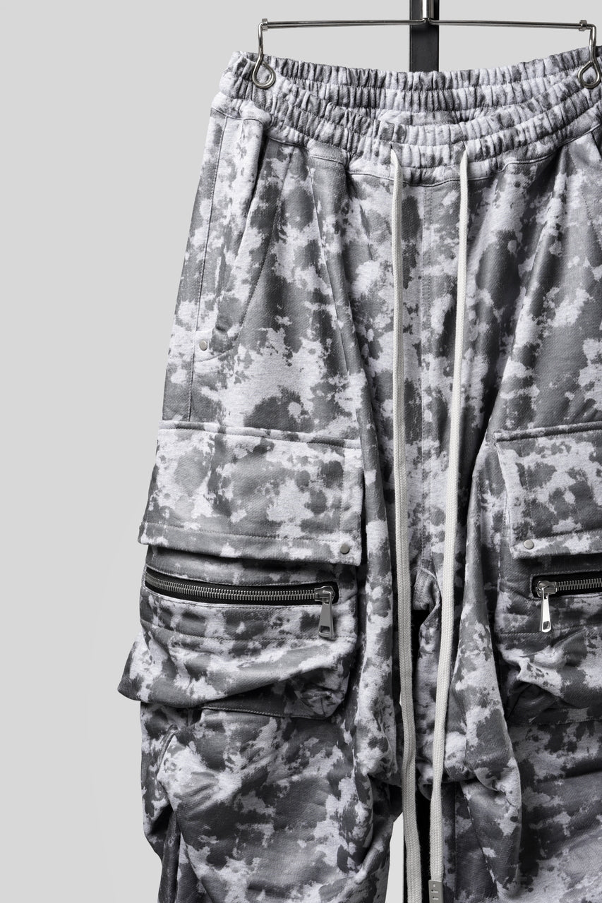 Load image into Gallery viewer, A.F ARTEFACT CARGO TUCK WIDE PANTS / MOTTLED COATED SWEAT (LIGHT GREY)
