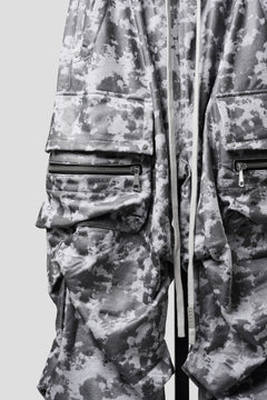 Load image into Gallery viewer, A.F ARTEFACT CARGO TUCK WIDE PANTS / MOTTLED COATED SWEAT (LIGHT GREY)