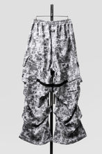 Load image into Gallery viewer, A.F ARTEFACT CARGO TUCK WIDE PANTS / MOTTLED COATED SWEAT (LIGHT GREY)