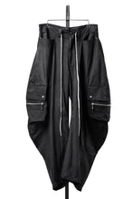 Load image into Gallery viewer, A.F ARTEFACT CURVED WIDE CARGO PANTS / SLIMY COATING WOVEN (BLACK)