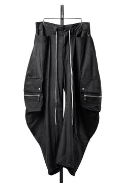 Load image into Gallery viewer, A.F ARTEFACT CURVED WIDE CARGO PANTS / SLIMY COATING WOVEN (BLACK)