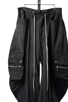 Load image into Gallery viewer, A.F ARTEFACT CURVED WIDE CARGO PANTS / SLIMY COATING WOVEN (BLACK)