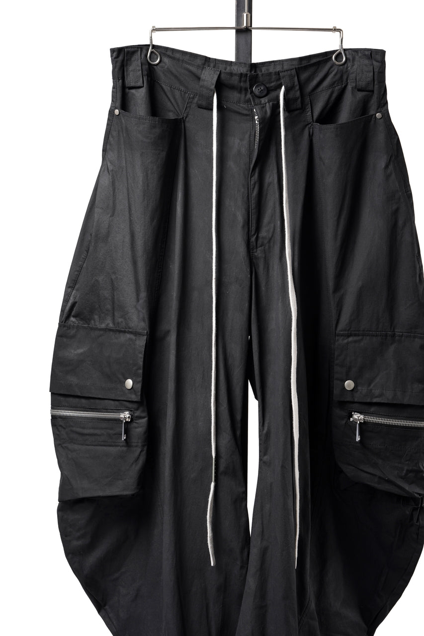 Load image into Gallery viewer, A.F ARTEFACT CURVED WIDE CARGO PANTS / SLIMY COATING WOVEN (BLACK)
