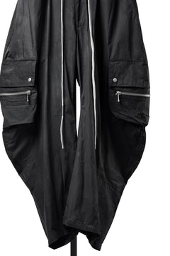Load image into Gallery viewer, A.F ARTEFACT CURVED WIDE CARGO PANTS / SLIMY COATING WOVEN (BLACK)