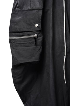 Load image into Gallery viewer, A.F ARTEFACT CURVED WIDE CARGO PANTS / SLIMY COATING WOVEN (BLACK)
