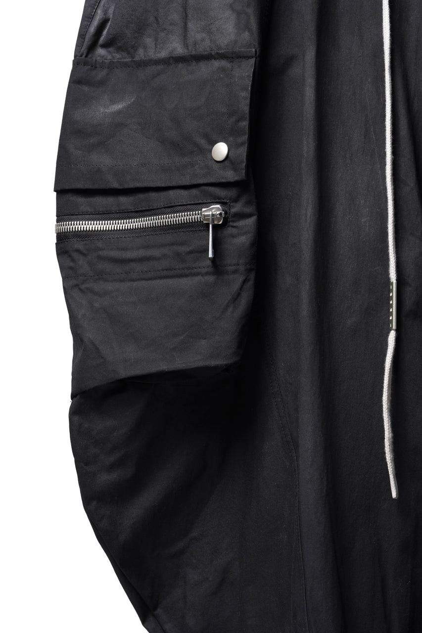Load image into Gallery viewer, A.F ARTEFACT CURVED WIDE CARGO PANTS / SLIMY COATING WOVEN (BLACK)