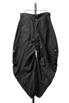 Load image into Gallery viewer, A.F ARTEFACT CURVED WIDE CARGO PANTS / SLIMY COATING WOVEN (BLACK)