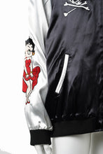 画像をギャラリービューアに読み込む, MASTERMIND WORLD x BETTY BOOP™︎ SOUVENIR JACKET (MULTI COLOR)